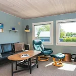 6 Person In Hemmet-by Traum