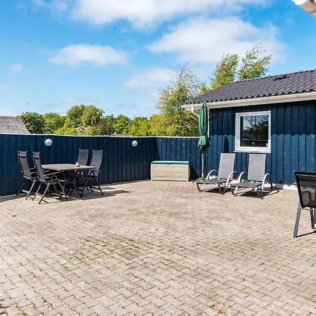 6 Person In Hemmet-by Traum